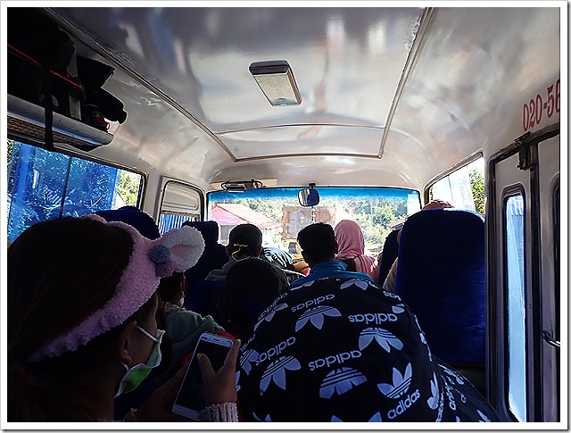 満席のルアンパバーン行きのバス